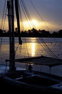 日落时分在尼罗河上的锚felucca 作者 不明