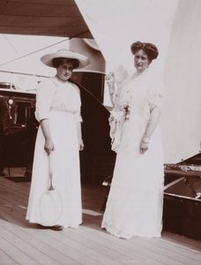 安娜·亚历山德罗夫娜·维鲁巴娃（Anna Alexandrovna Vyrubova）离开，俄罗斯皇后亚历山大·菲奥多罗夫娜皇后（1912-1913） 作者 不明