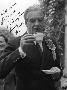 英国保守党政治家安东尼·伊甸园，喝一杯茶，1955年 作者 不明