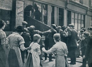 伦敦的反德国骚乱：一群人闯入一家德国商店的窗户，c1914 作者 不明