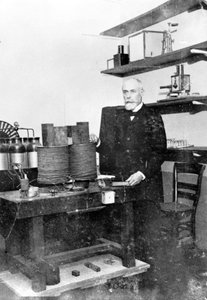 安托万-贝克勒尔在他的实验室，约1890年代 作者 不明