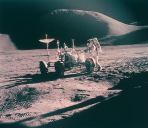 1971年8月，阿波罗15号宇航员詹姆斯·欧文与月球车 作者 不明