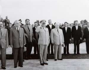 1955年5月26日，苏联代表团抵达南斯拉夫贝尔格莱德。 作者 不明