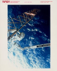 1985年亚特兰蒂斯号航天飞机上的EVA宇航员 作者 不明