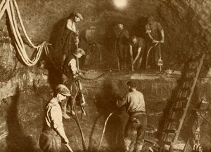 在《新默西隧道上的工作》，摄于1930年。 作者 不明
