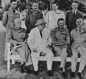 在埃及的前线：1942年，开罗的丘吉尔先生与中东战争委员会成员 作者 不明