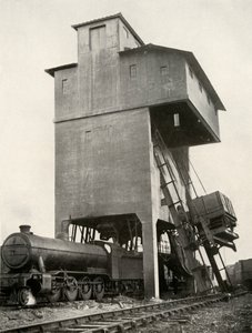 1935年在米德尔塞克斯的霍恩西站自动上煤。 作者 不明