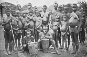 Bambute Pygmy小组与两名威尔士妇女，1902年 作者 不明