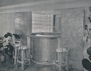 1942年，在迈尔斯·格雷夫妇夫妇家中的酒吧。 作者 不明
