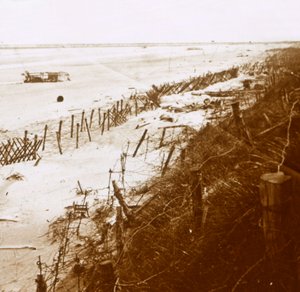 海滩上的带刺铁丝网，比利时法兰德斯，Nieuwpoort-Bad，c1914-c1918 作者 不明