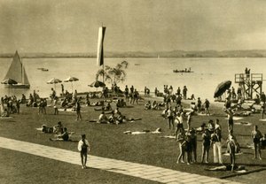 1935年，奥地利布雷根茨，博登湖岸上的沐浴者。 作者 不明