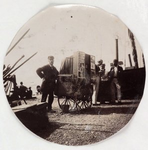 “海滩摄影师”，1890 年 作者 不明