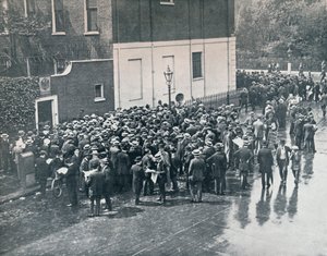 在英格兰宣战之前：1914年，德国预备役军在德国驻伦敦领事馆外等候 作者 不明