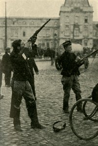 比利时军事骑自行车的人射击在一架德国飞机上，第一次世界大战，1914-1918，c1920。 作者 不明