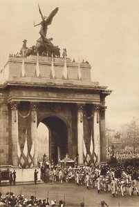 1937年5月12日在Quadriga之下 作者 不明