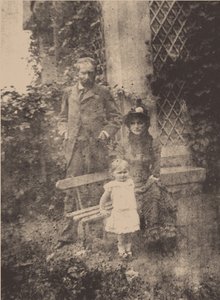 贝特·莫里索（Berthe Morisot），丈夫欧仁·马奈（EugèneManet）和女儿朱莉（Julie），约1881年 作者 不明