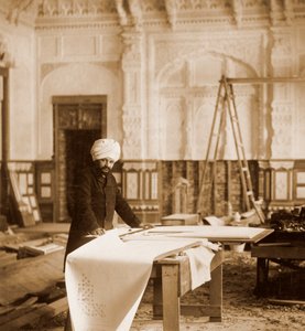 巴伊-拉姆-辛格在怀特岛奥斯本大厦的印度厅工作，1892年 作者 不明