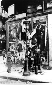 1939-1945年第二次世界大战巴黎与男子张贴宣传海报的广告牌 作者 不明