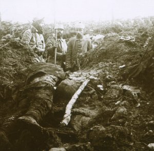 尸体和囚犯，1915年，法国北部，莱斯埃帕格斯。 作者 不明
