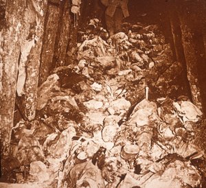 法国北部，香槟，位于科尼勒山下的隧道中的尸体，c1917 作者 不明