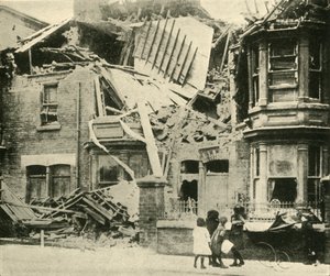 炸弹损坏的房屋，第一次世界大战，哈特尔普尔，1914年12月，c1920。 作者 不明