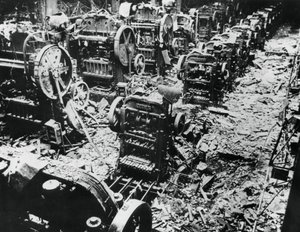 1943年4月4日，巴黎塞夫尔雷诺工厂的炸弹损坏 作者 不明