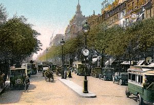 巴黎的Italiaens大道，大街上有汽车和公共汽车，c1900 作者 不明