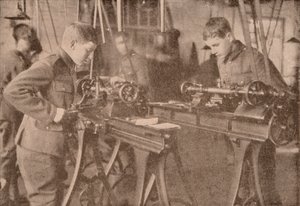 布拉德菲尔德学院的男孩制造贝壳零件，伯克希尔，c1916年1928年 作者 不明