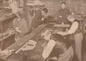 哈罗公学的男孩为伤员制作夹板，拐杖和其他物品，c1916年，1928年 作者 不明