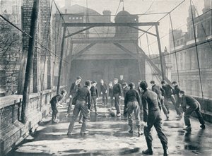 在伦敦圣保罗大教堂合唱学校屋顶上踢足球的男孩，c1901 1901年 作者 不明
