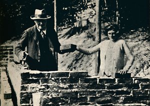 瓦工和工匠，1928年，1945年。 作者 不明
