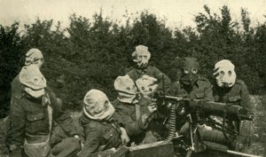 戴防毒面具的英国机关枪科，第一次世界大战，1914-1918，c1920。 作者 不明