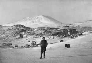 英国探险家欧内斯特·沙克尔顿在南极洲罗伊斯角大本营，1908年 作者 不明