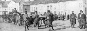 1914年8月，一个比利时村庄的英国马力大炮 作者 不明