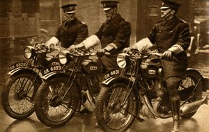 英国警察乘坐BSA摩托车，1931年，1933年。 作者 不明
