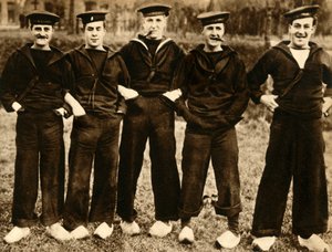 穿着荷兰木log的英国水手，第一次世界大战，1914-1918年，1933年。 作者 不明