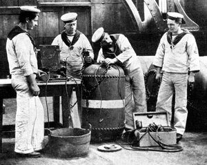 第一次世界大战，1914年，英国水手在排雷 作者 不明