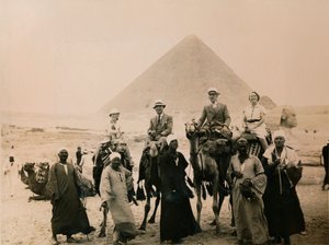 1936年，英国游客坐在埃及吉萨大金字塔前的骆驼上 作者 不明