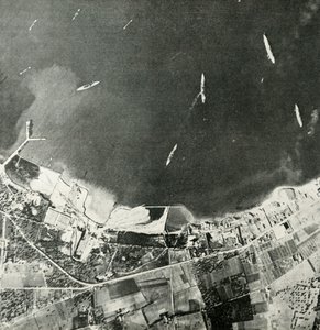第二次世界大战（1940-1942 1944）在马耳他海岸附近的英国军舰。 作者 不明