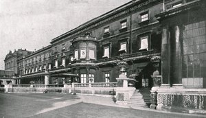 白金汉宫...显示了国王去世的房间，1910年。 作者 不明