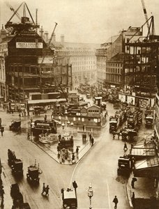 1926年，1935年在伦敦的皮卡迪利广场上进行建筑工作。 作者 不明