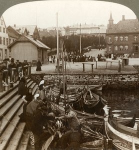 1902年，在挪威北部Tromsoe 69°38 N. Lat。一个繁忙的北极贸易港口购买鱼。 作者 不明