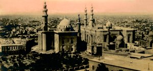 开罗：全景和苏丹哈桑清真寺（c1918-c1939）。 作者 不明