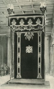 1925年，香港礼宾府宝座室的天篷。 作者 不明