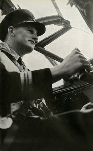 第二次世界大战的BOAC蚊子飞行员Gilbert Rae上尉。 c1939-c1944 1946。 作者 不明