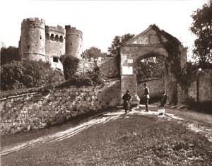 怀特岛卡里斯布鲁克城堡，1894年。 作者 不明