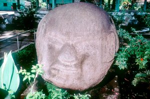 公元前1500年至公元前时期，危地马拉蒙特阿尔托雕刻的整体头 作者 不明