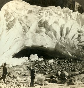 巨大的Brigsdal冰川的海绵口，融化的冰形成山洪，挪威，c1905。 作者 不明