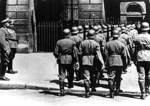 1940年6月，在被占领的巴黎德国总部换岗 作者 不明