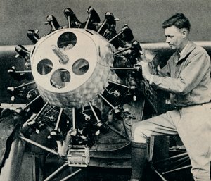 查尔斯·林德伯格（Charles Lindbergh）于1927年至1937年进行跨大西洋飞行之前检查了飞机的发动机 作者 不明